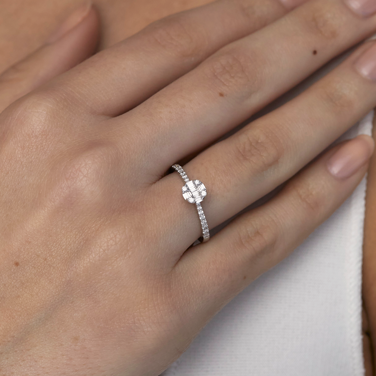 Anillo promesa en oro blanco 18K modelo Amelia