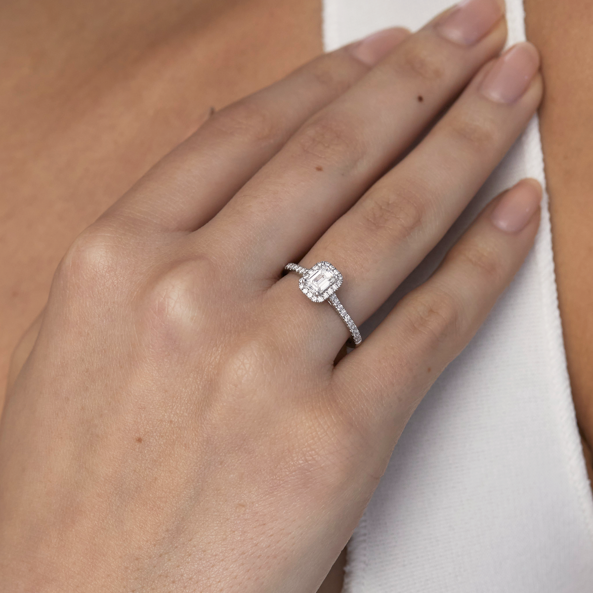 Anillo de compromiso en oro blanco 18k modelo Olivia