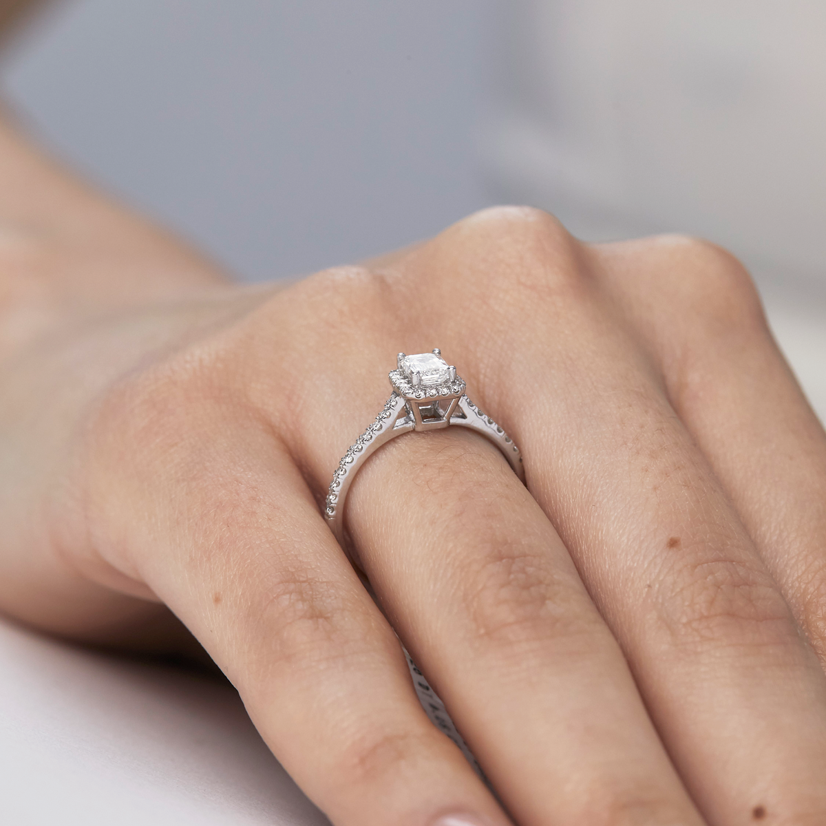 Anillo de compromiso en oro blanco 18k modelo Olivia