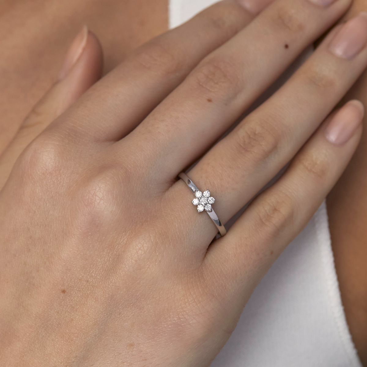 Anillo de promesa en oro blanco de 18K roseta con brillantes