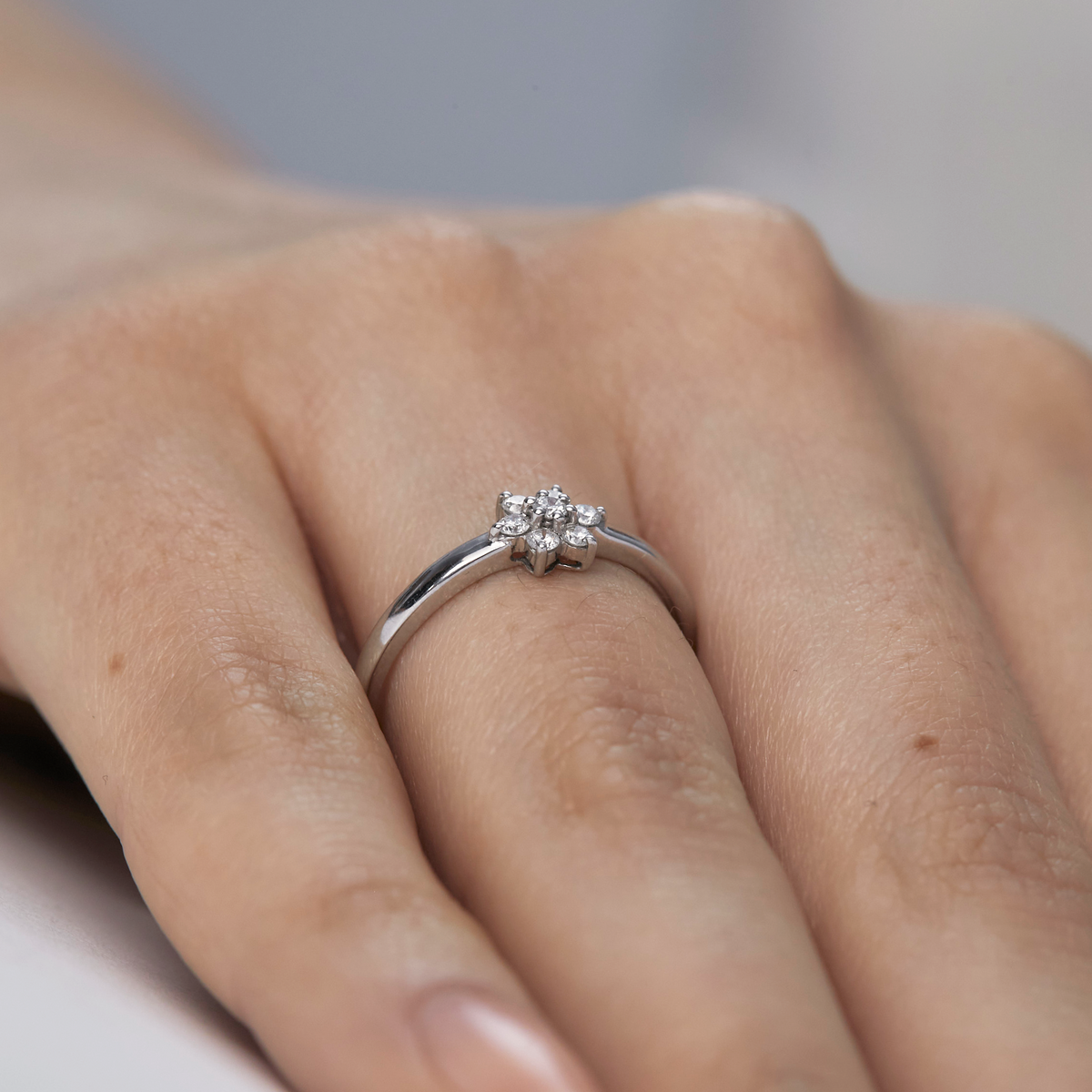 Anillo de promesa en oro blanco de 18K roseta con brillantes