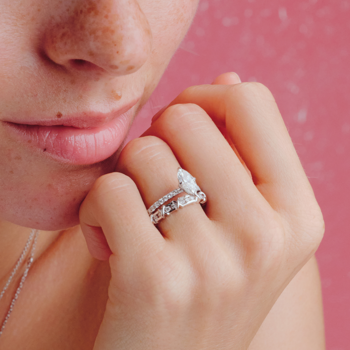 Anillo de compromiso en oro blanco de 18K modelo Leonor