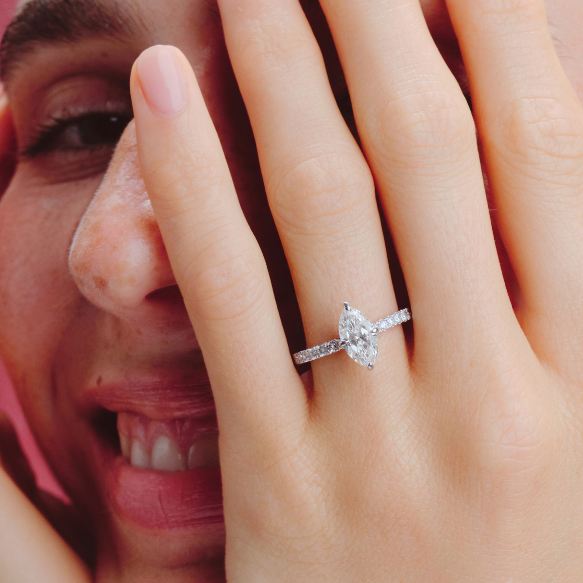 Anillo de compromiso en oro blanco de 18K modelo Leonor