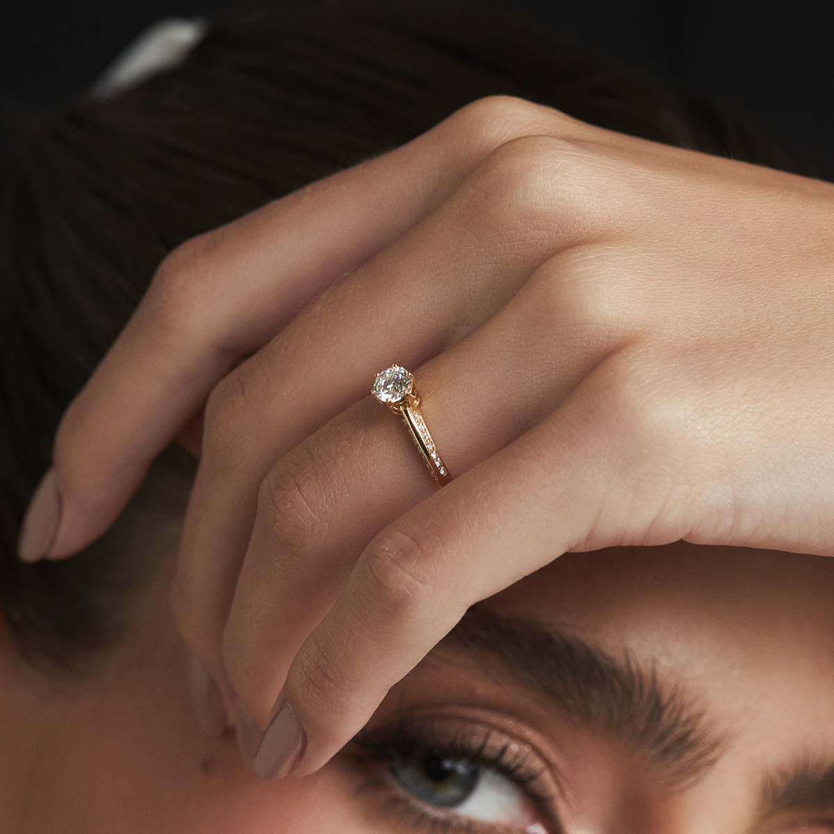Anillo en oro amarillo de 18K modelo Cielo con brillante de 0.14 ct