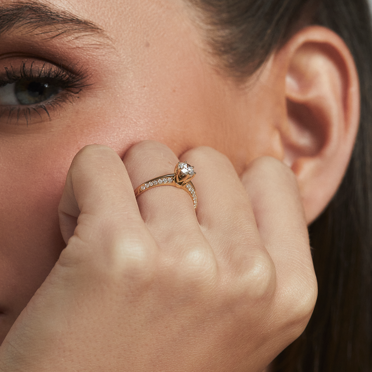 Anillo en oro amarillo de 18K modelo Cielo con brillante de 0.14 ct