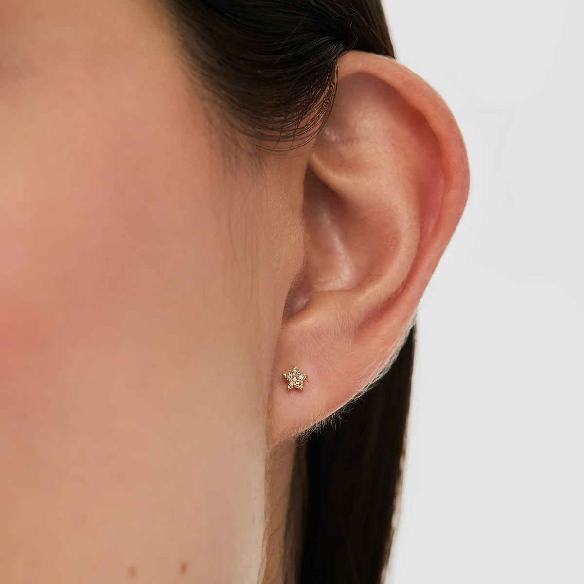 Medio arete en oro amarillo de 18K estrella pequeña con brillantes