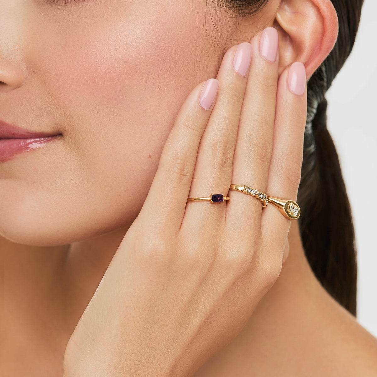 Anillo oro amarillo 18K media caña con amatista corte esmeralda