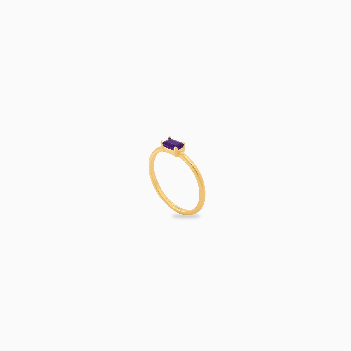 Anillo oro amarillo 18K media caña con amatista corte esmeralda