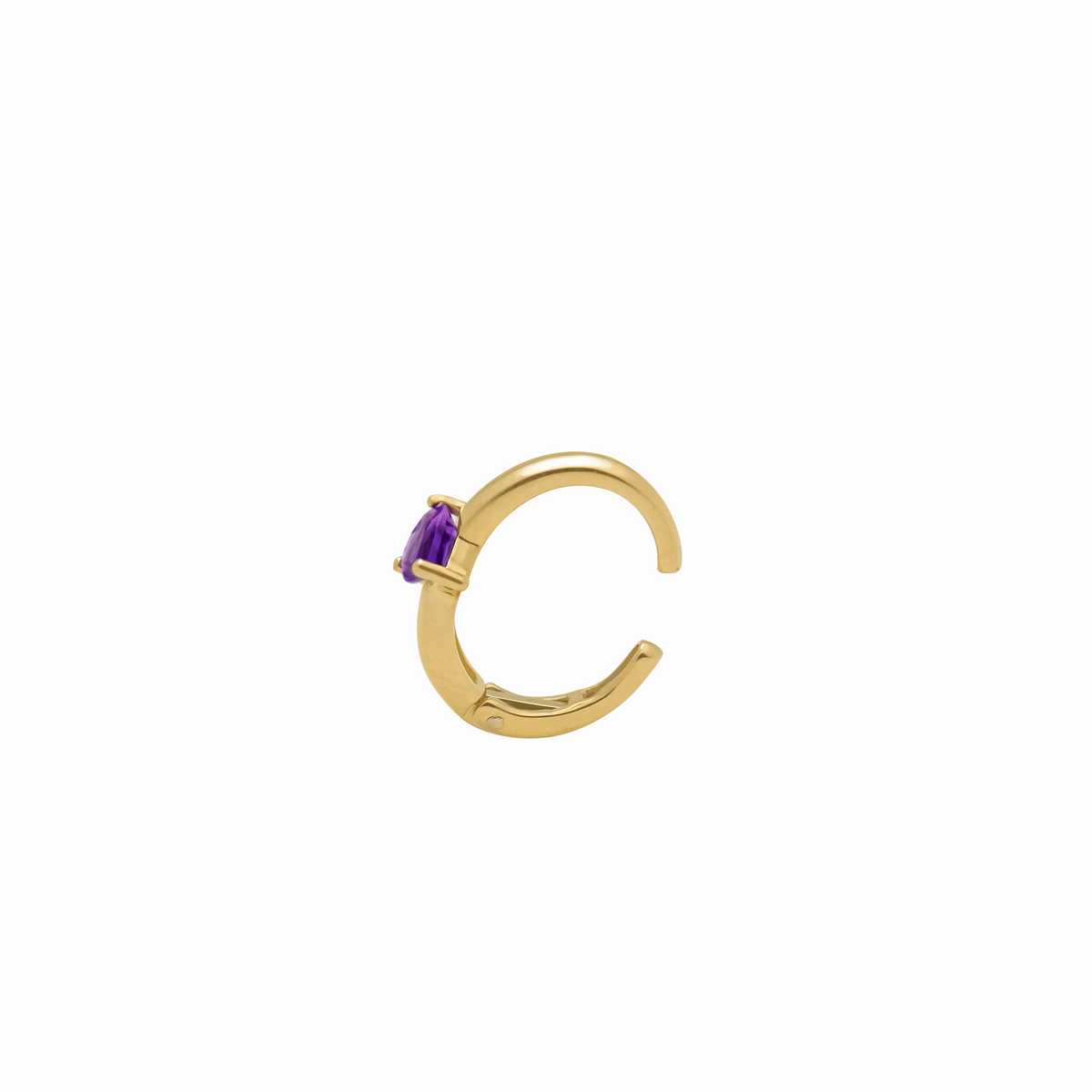 Medio arete piercing en oro amarillo 18K oval semiabrierto con amatista corazón