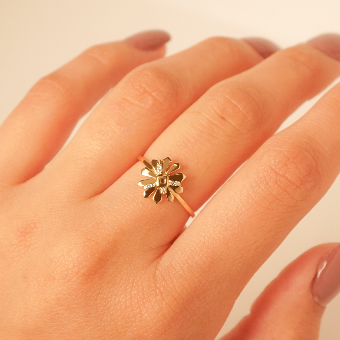 Anillo Magic en oro amarillo de 18K flor geométrica con brillantes