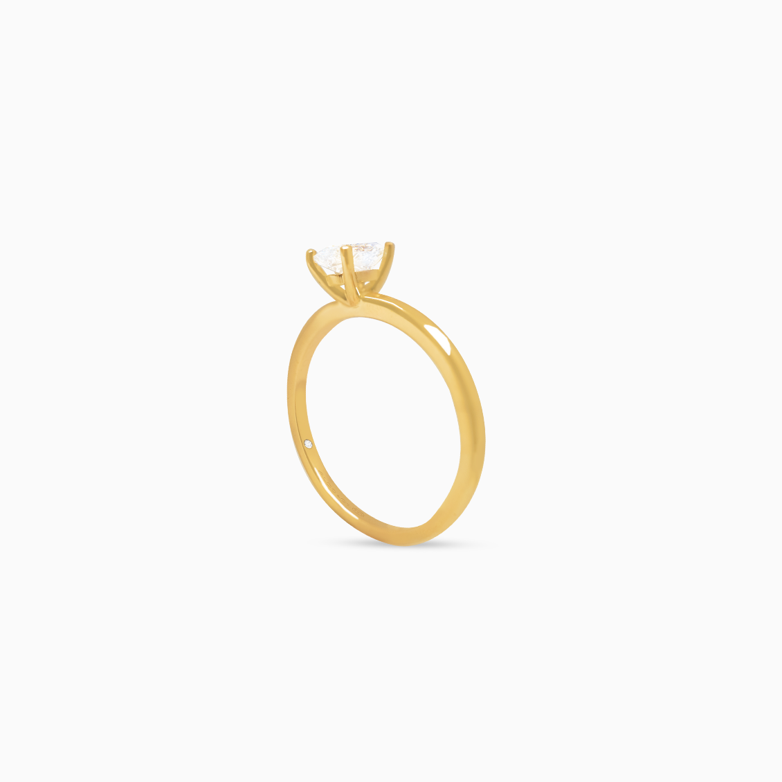 Anillo en oro amarillo de 18K solitario con brillante oval
