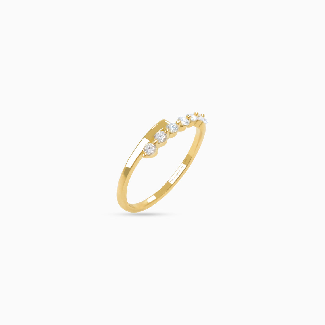 Anillo oro amarillo 18K con brillantes intercalados