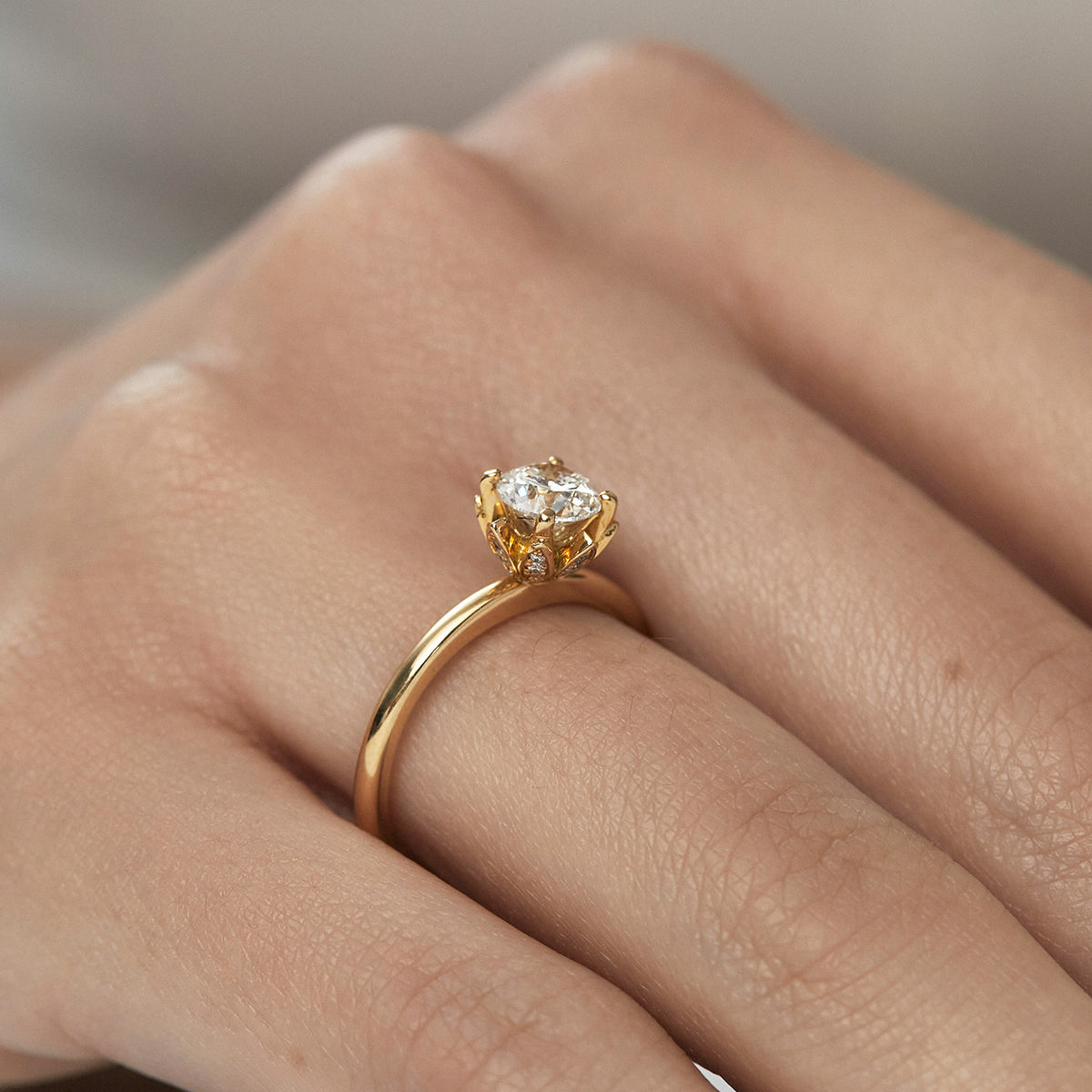 Anillo de compromiso en oro amarillo 18k modelo solitario bouquet