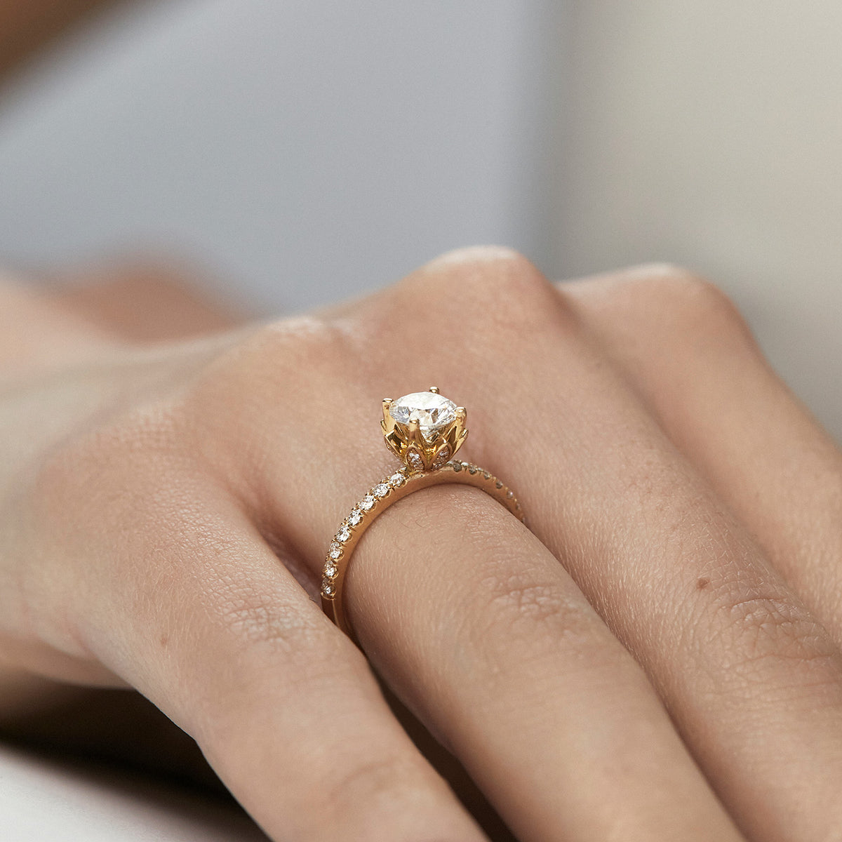 Anillo de compromiso en oro amarillo 18k modelo Bouquet Premium