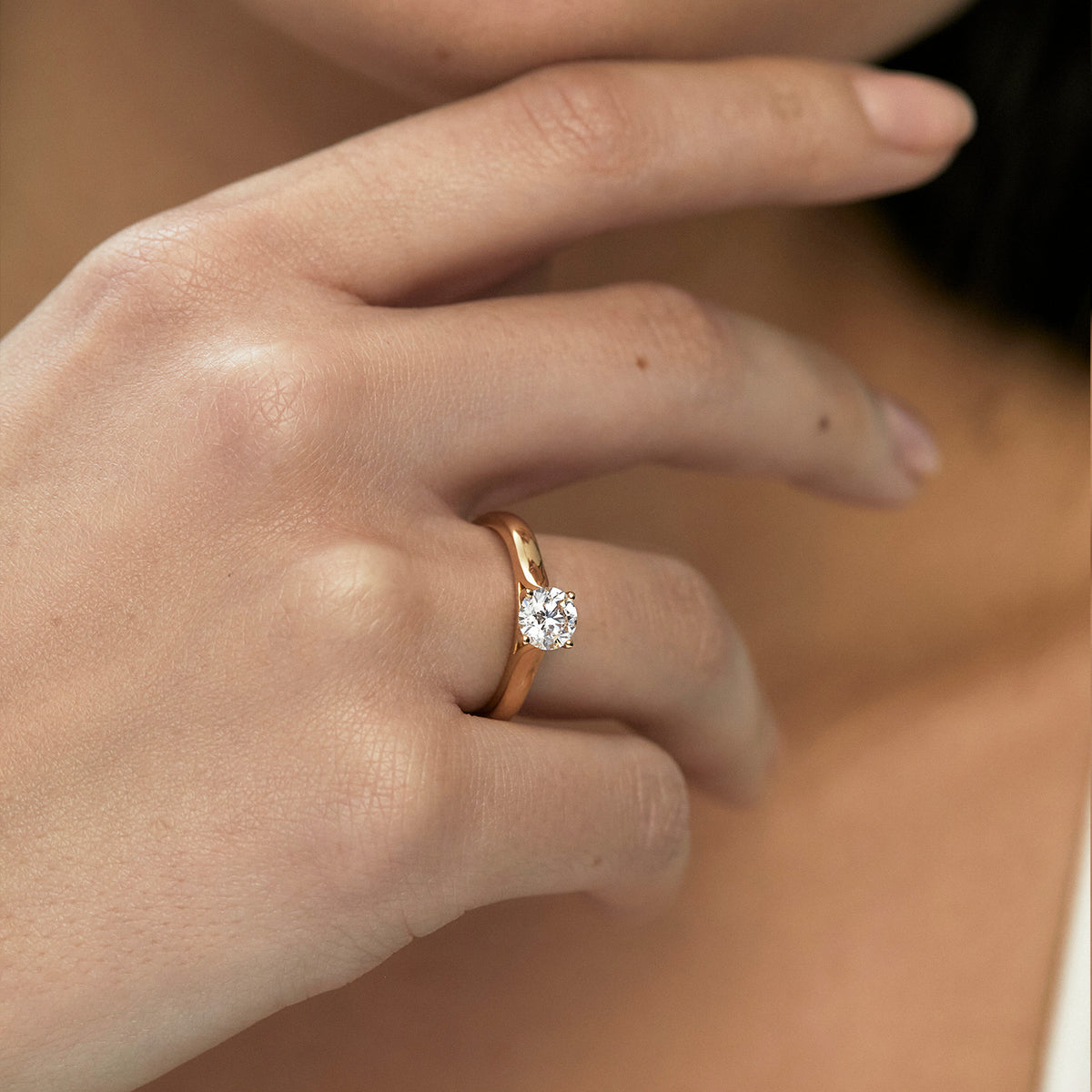 Anillo de compromiso en oro amarillo 18k modelo royal