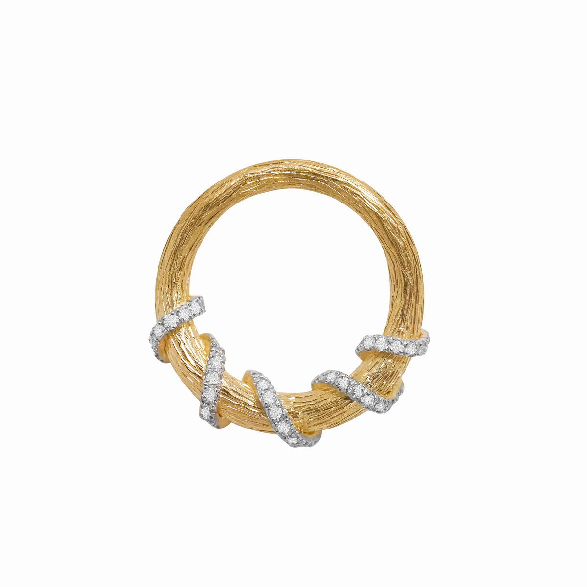 Anillo en oro amarillo de 18K aro torcido mateado con brillantes