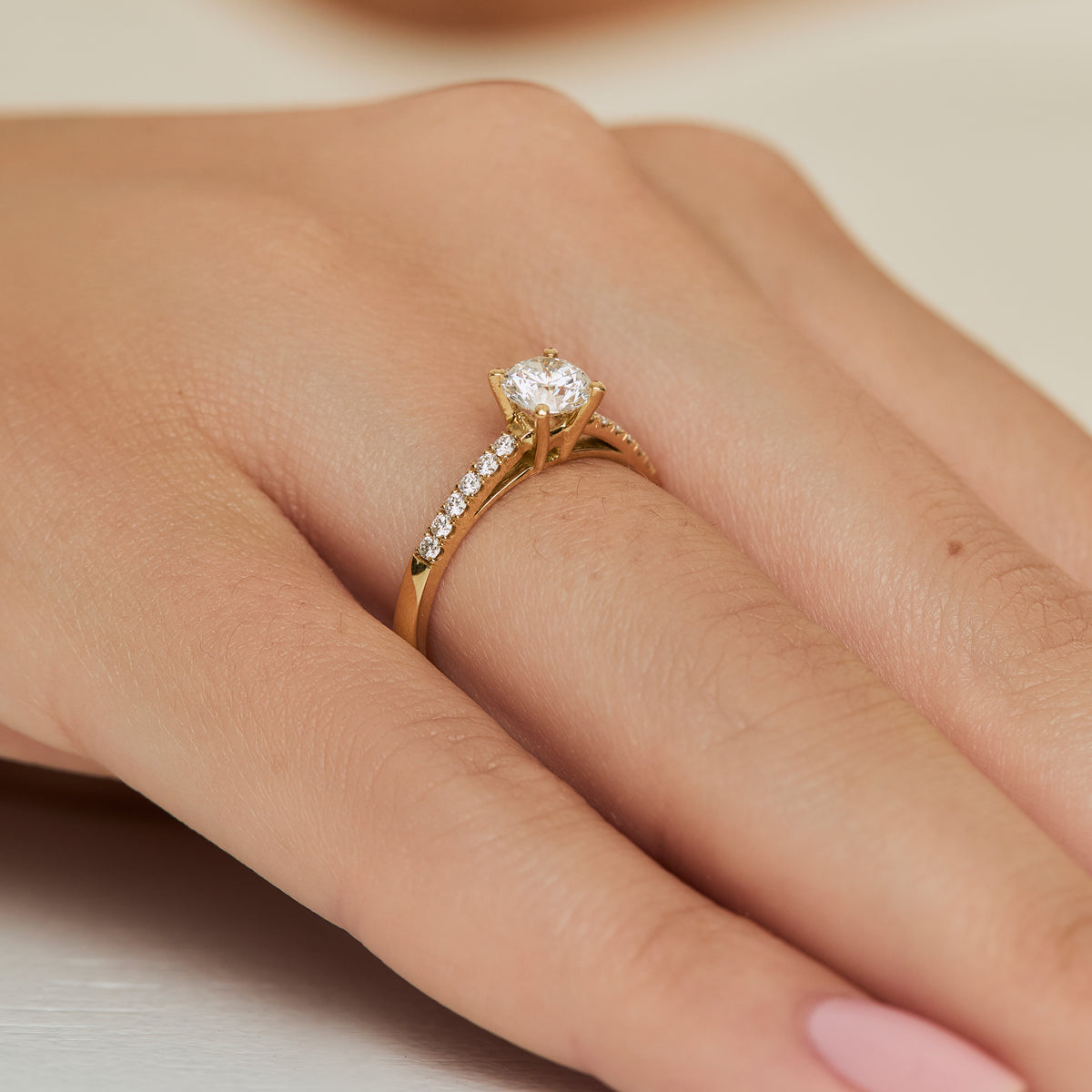 Anillo en oro amarillo 18K modelo emperatriz con brillante de 0.60 ct y brill. laterales.