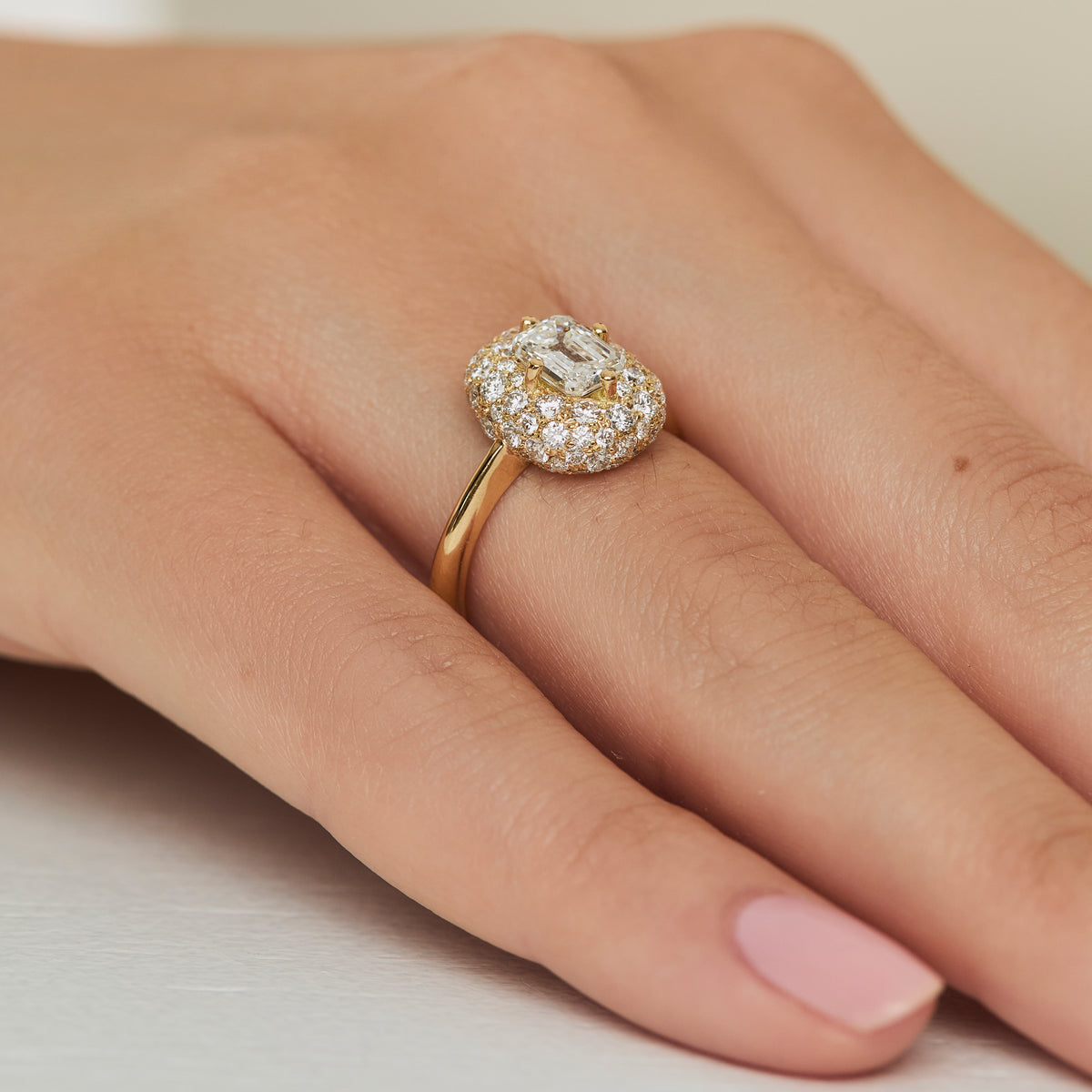 Anillo oro amarillo 18K modelo Eveline c/ esmeralda 0.96ct full pave