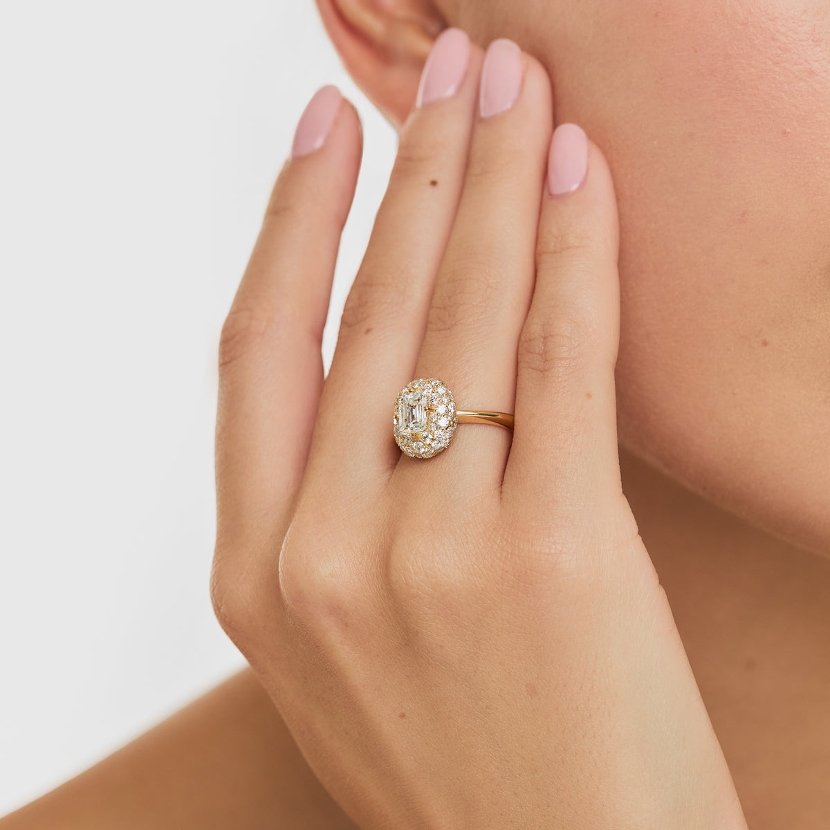 Anillo oro amarillo 18K modelo Eveline c/ esmeralda 0.96ct full pave