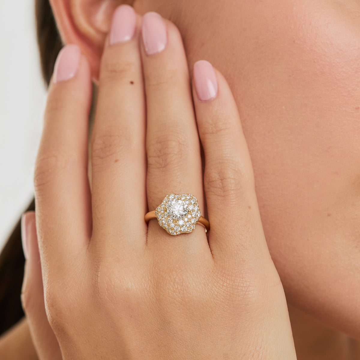 Anillo en oro amarillo 18K modelo floral con GIA full pavé