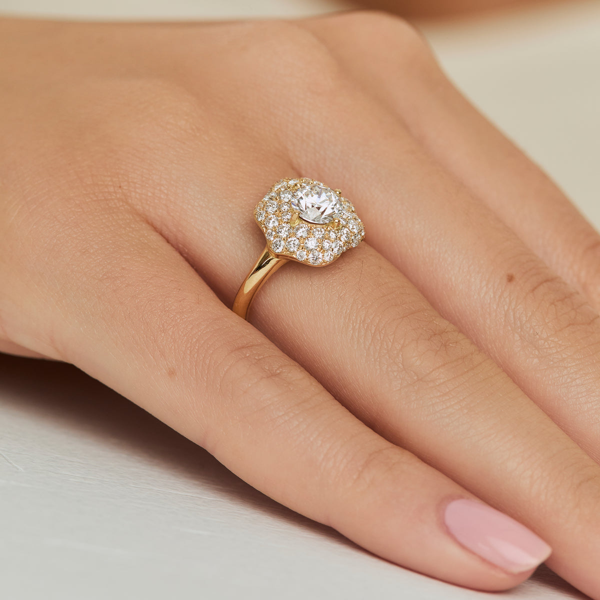 Anillo en oro amarillo 18K modelo floral con GIA full pavé