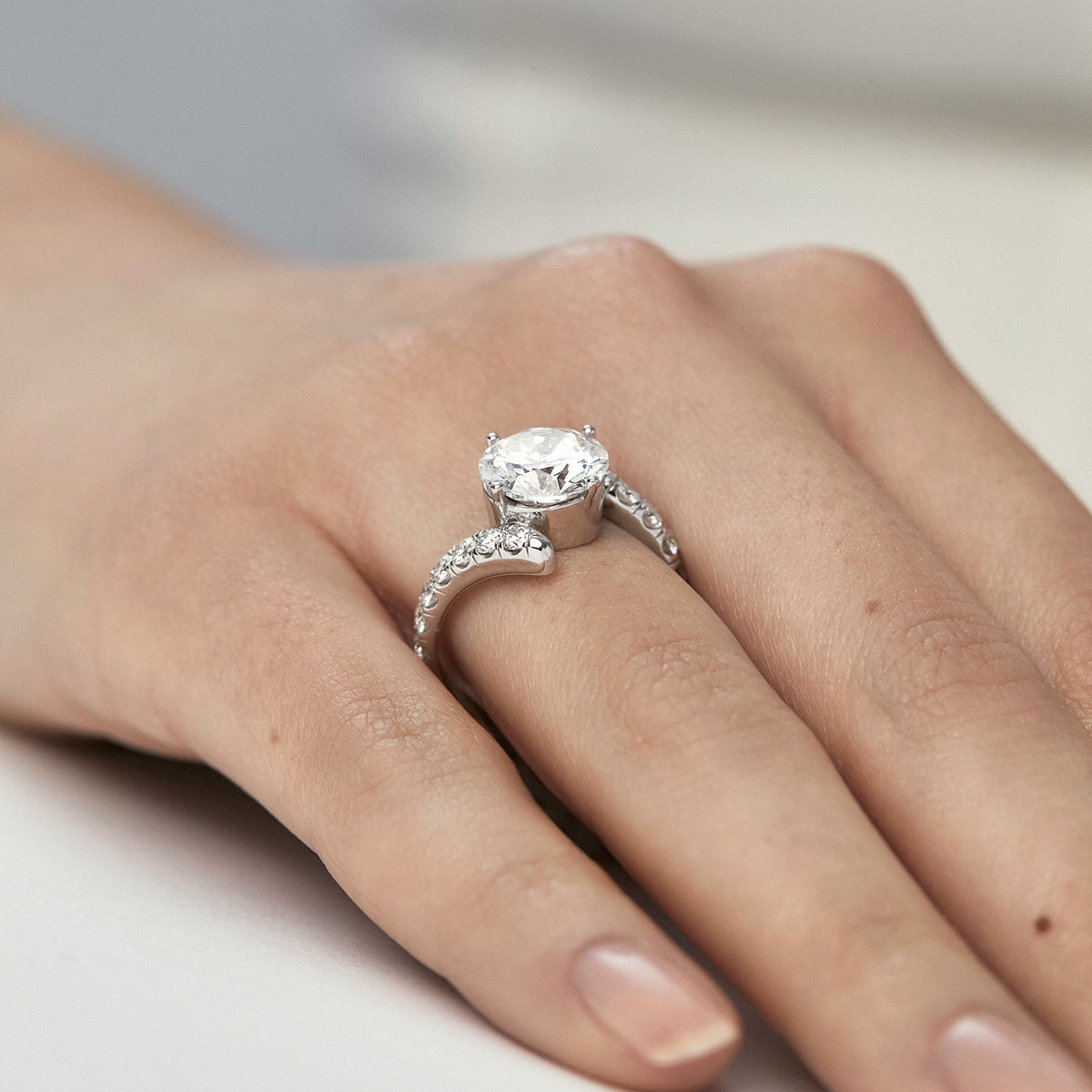 Anillo oro blanco 18k solitario enlazado