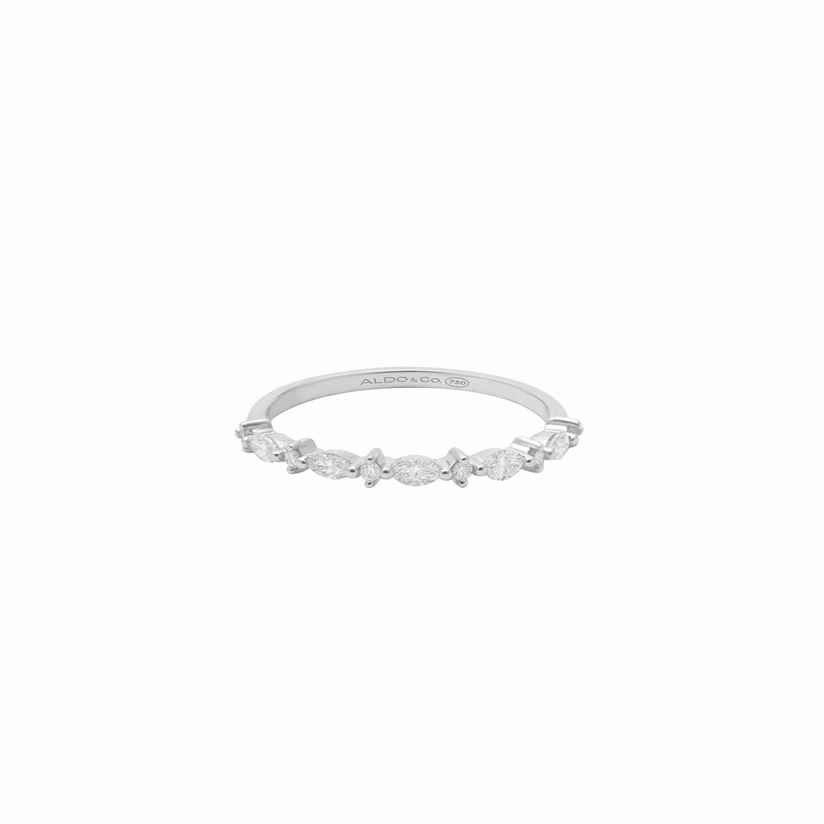 Anillo en oro amarillo 18K con brillantes marquise y redondos