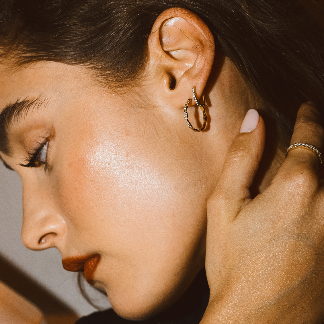 Argollas City Glam en oro amarillo de 18K con brillantes entrelazados