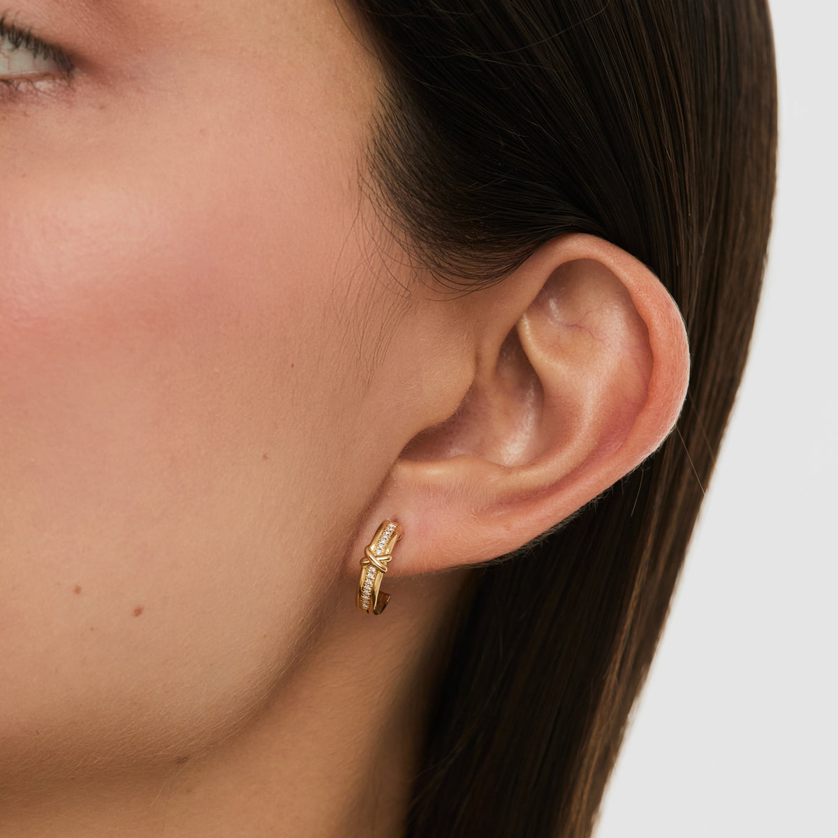Aretes oro amarillo 18K tres rieles en forma de argolla y equis central