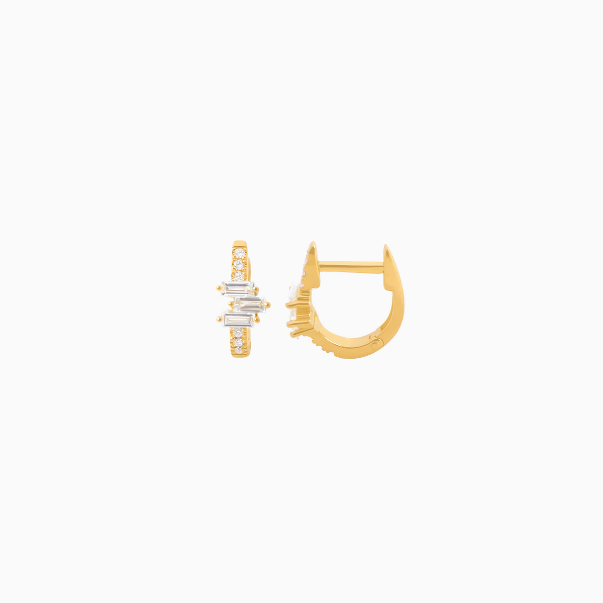 Arete en oro amarillo 18K argollita oval con brillantes