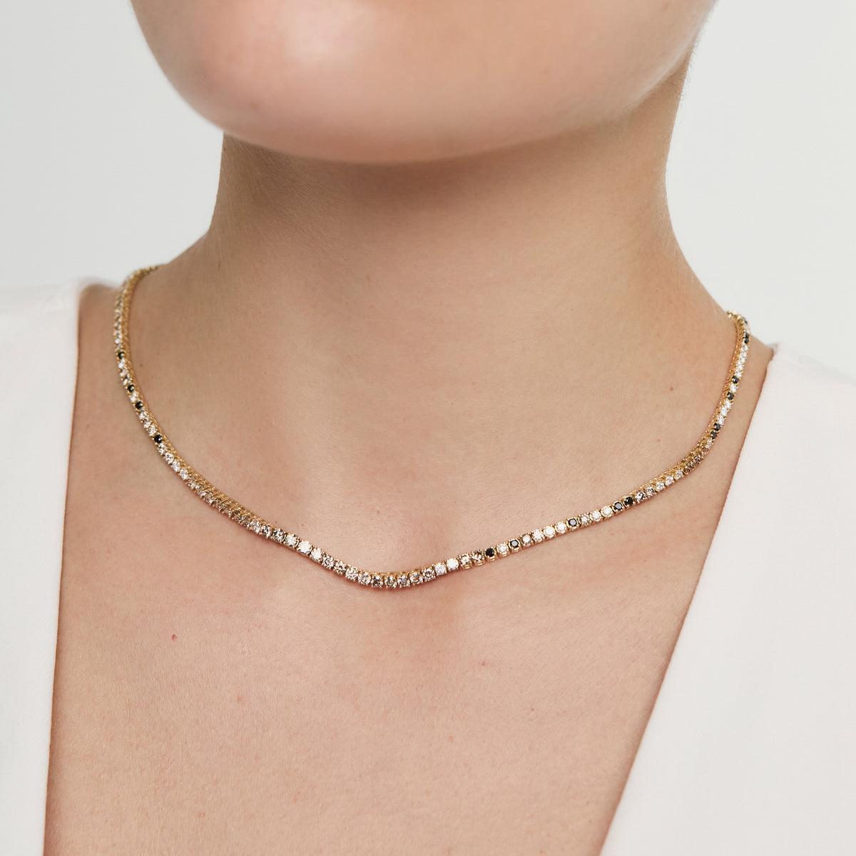Collar en oro amarillo 18K tennis degrade con brillantes blancos, champagne y negros