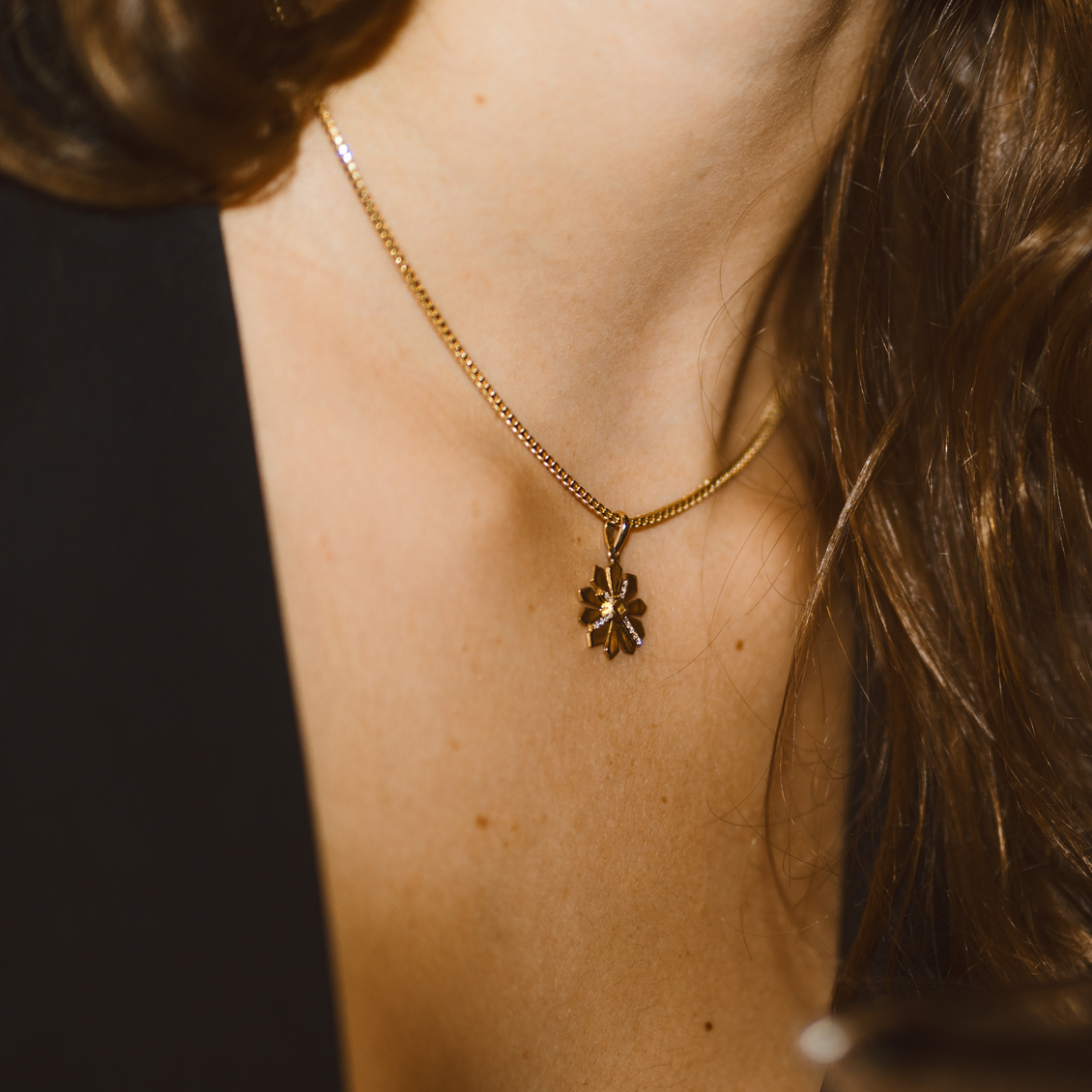 Dije Magic en oro amarillo de 18K flor geométrica con brillantes