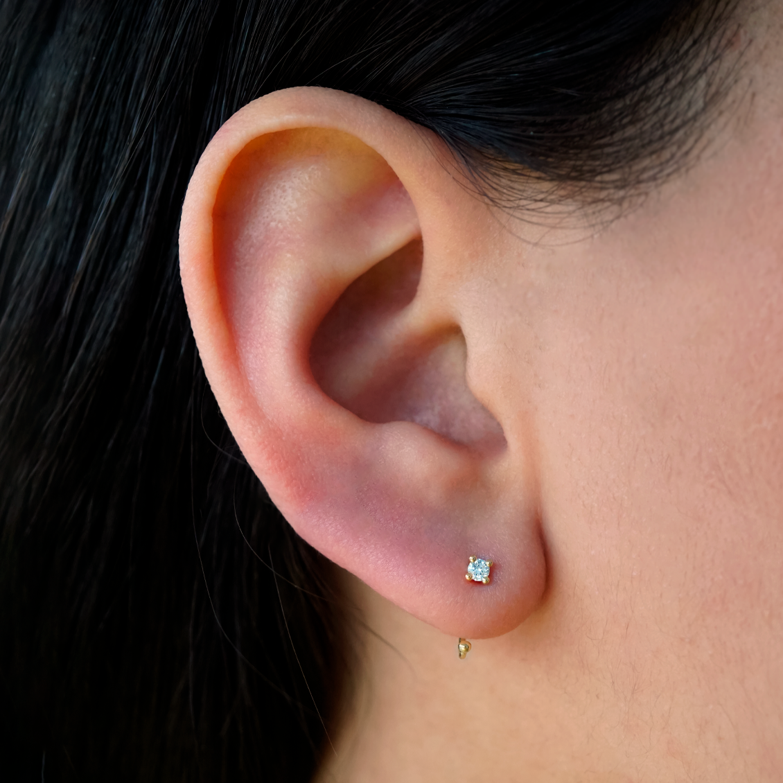 Medio arete en oro amarillo de 18K con brillante