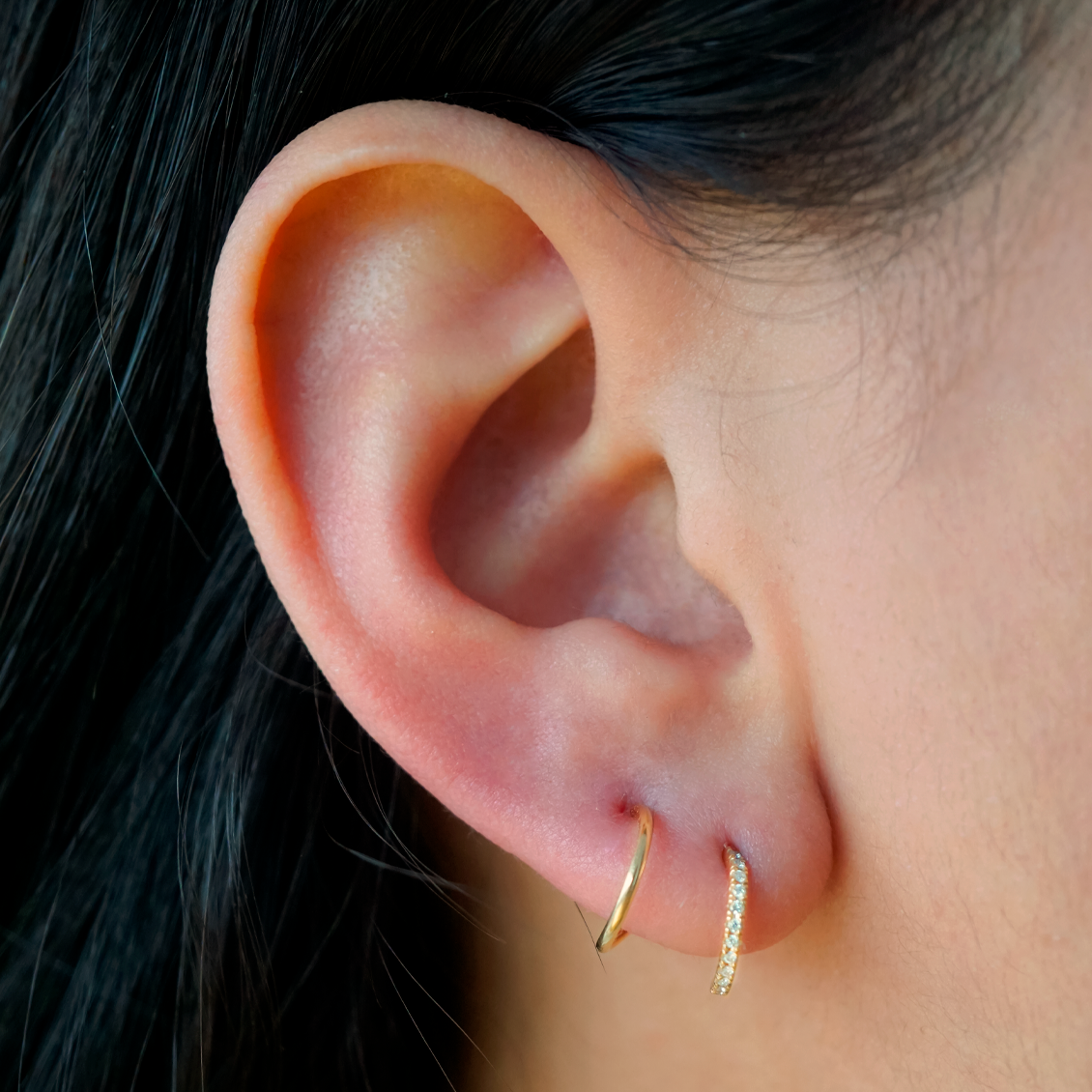 Medio arete en oro amarillo de 18K piercing envolvente con brillantes