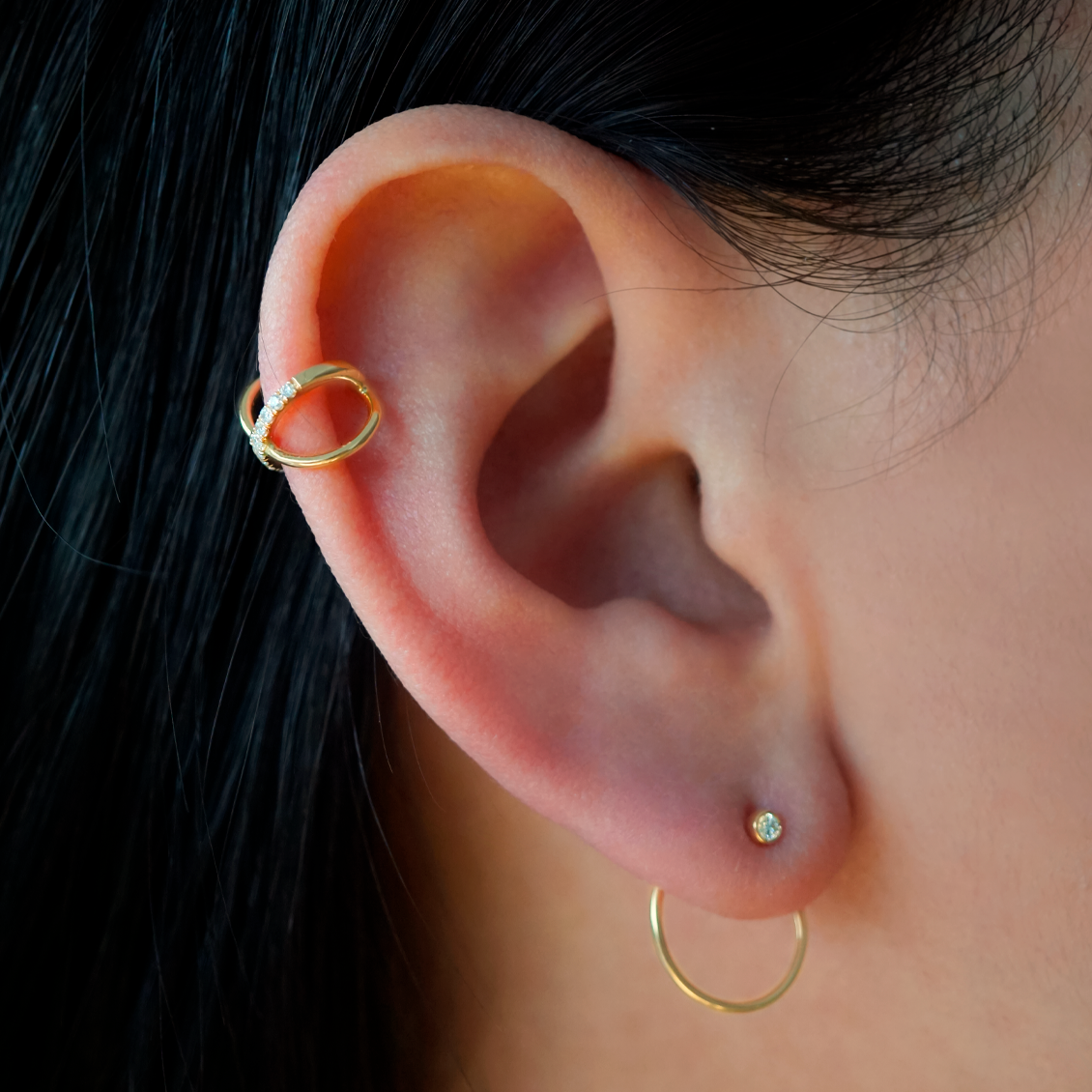 Medio arete en oro amarillo de 18K piercing tipo x con brillantes