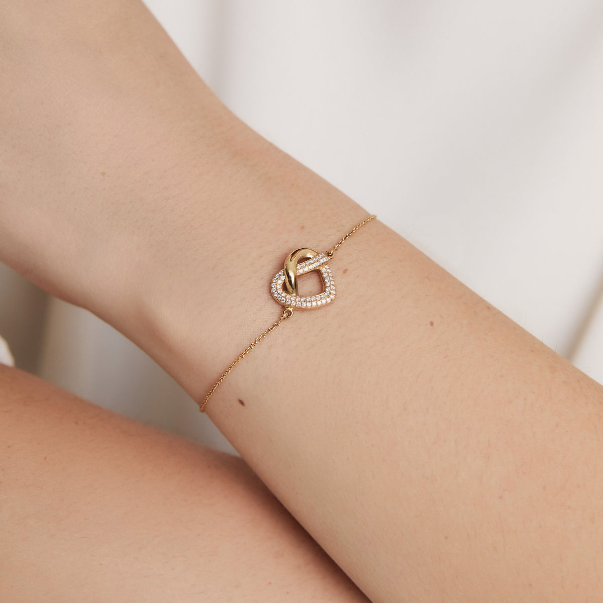 Pulsera oro amarillo 18K nudo corazón calado con brillantes