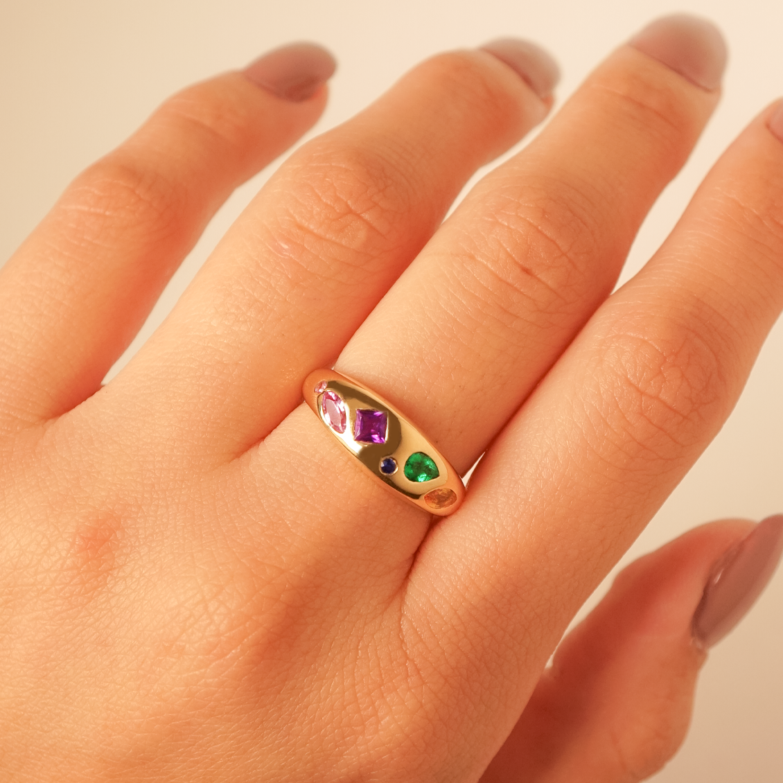 Anillo Manhattan Midnight en oro amarillo de 18K tipo chevalier con pi Aldo Co