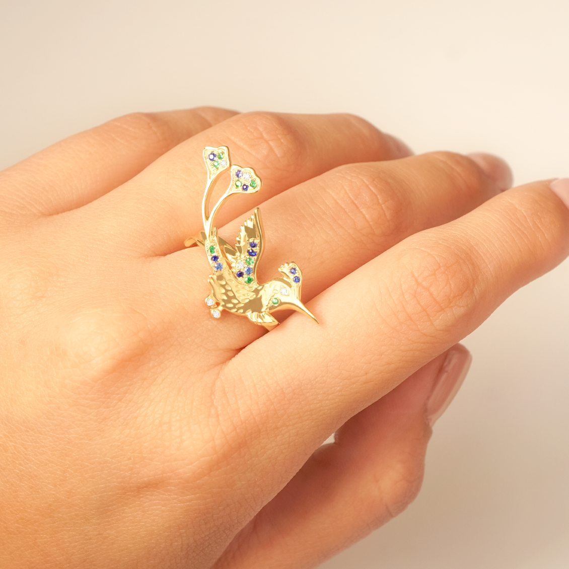 Anillo Colibrí Maravilloso en oro amarillo de 18K con piedras preciosas y brillantes