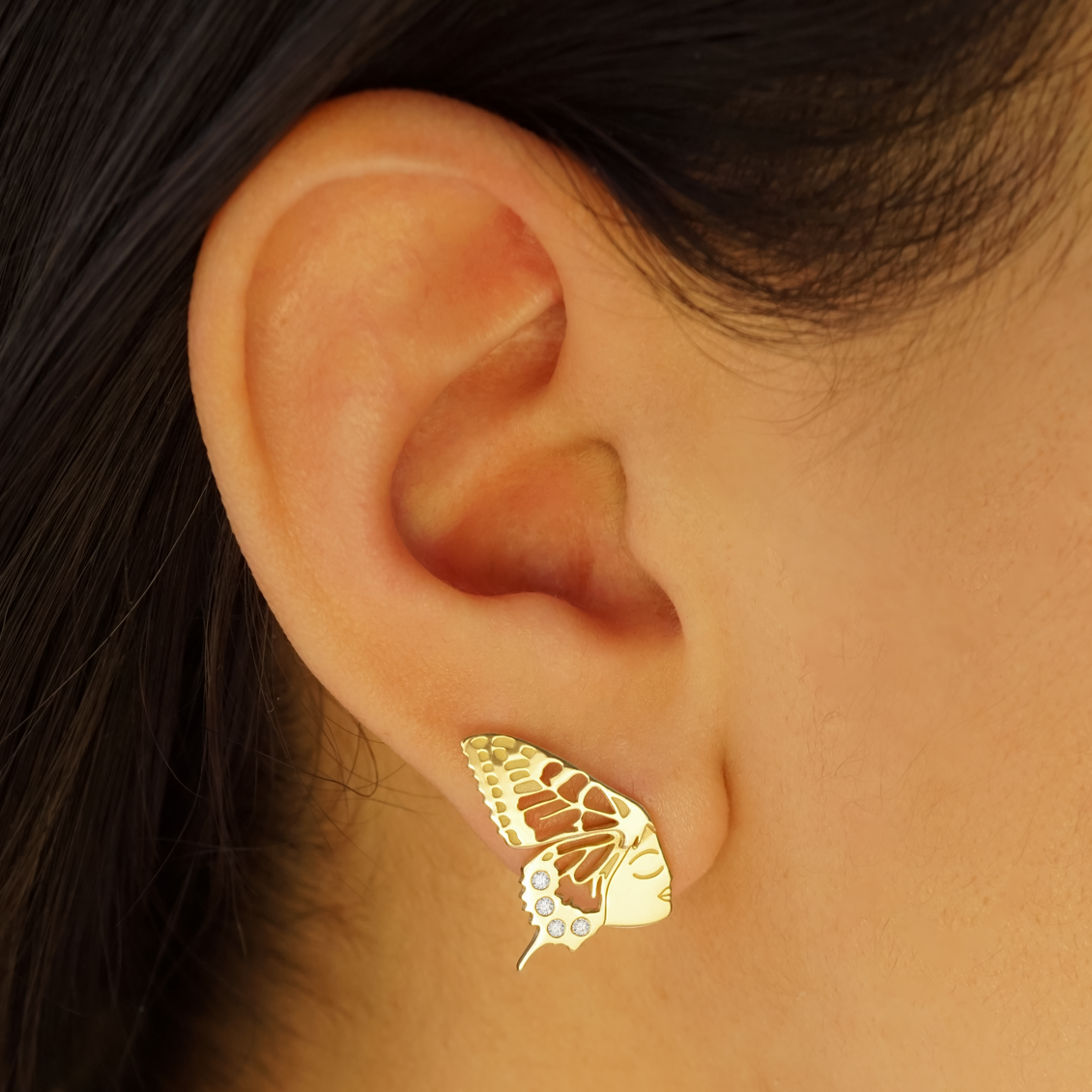 Aretes Almas Gemelas en oro amarillo de 18K forma mariposa con brillantes y amatistas