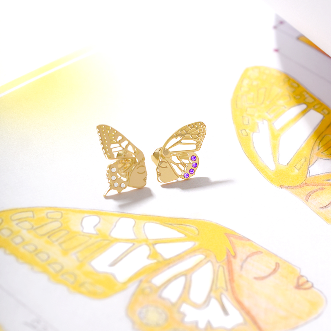 Aretes Almas Gemelas en oro amarillo de 18K forma mariposa con brillantes y amatistas