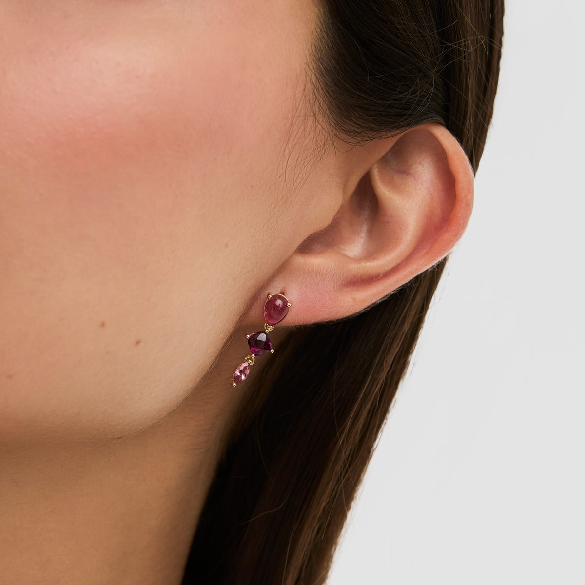 Aretes en oro amarillo 18K cabuchón pera granate cushion turmalina marquise rosa