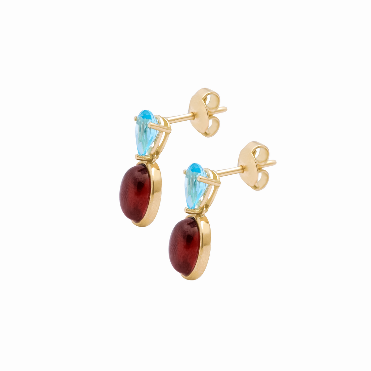 Aretes en oro amarillo 18K con diamante pera y cabuchon oval.