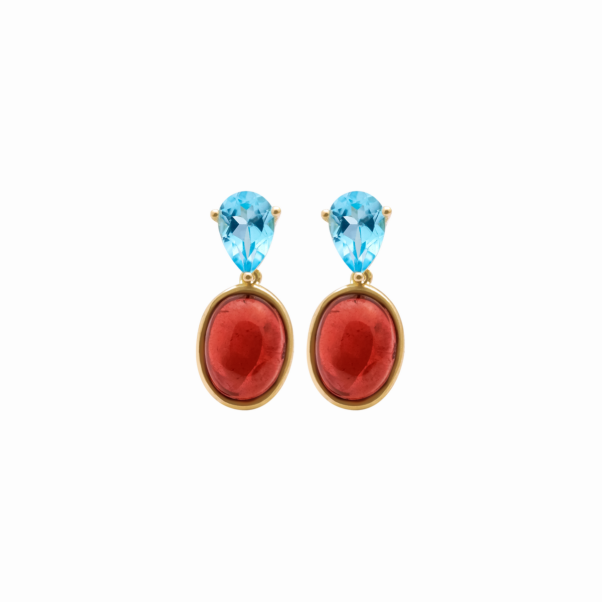Aretes en oro amarillo 18K con diamante pera y cabuchon oval.