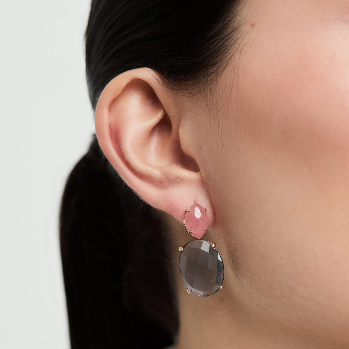 Aretes en oro amarillo 18K rodocrosita con topacio y colgante con topacio london blue