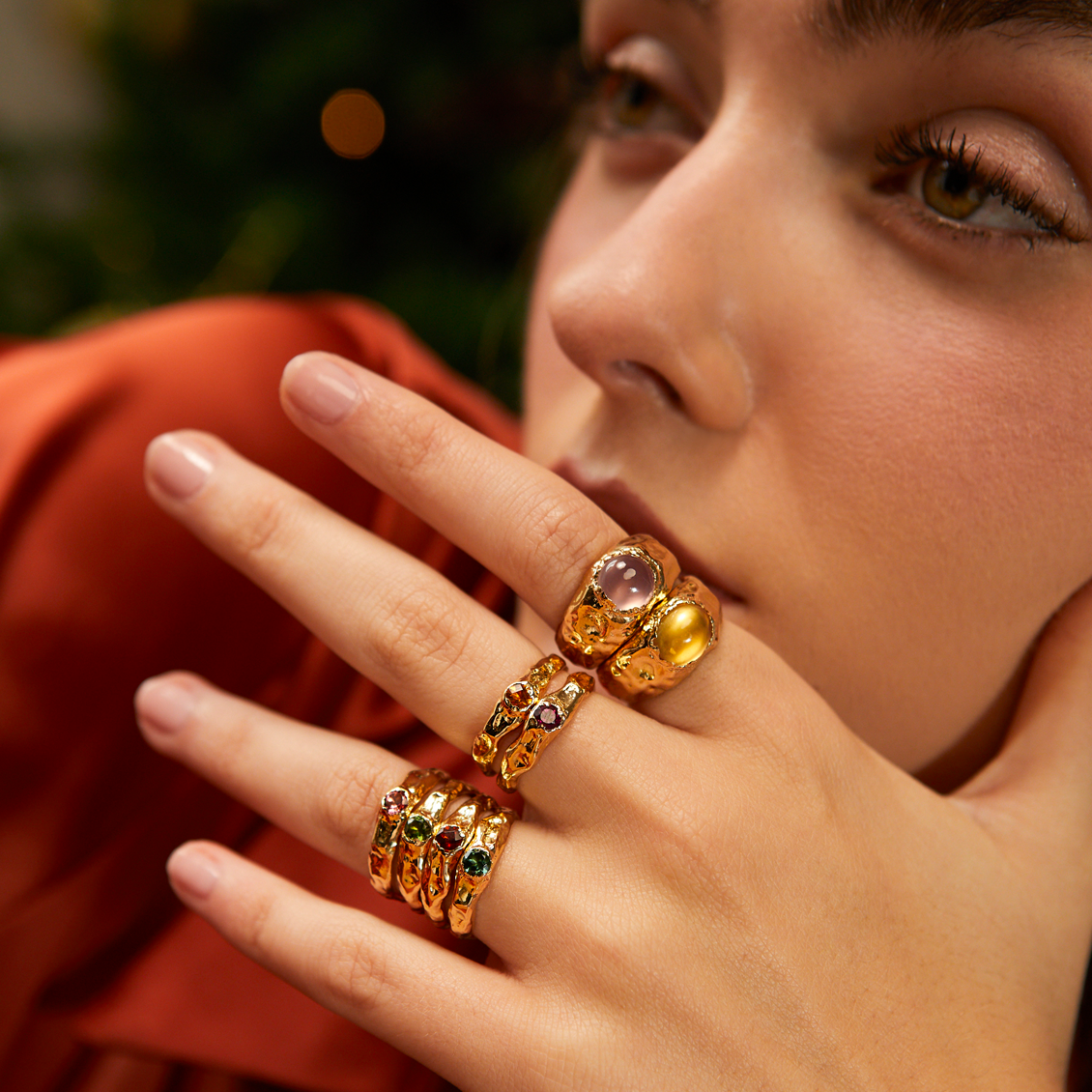 Anillo Radiant orgánico delgado en oro amarillo de 18K con granate
