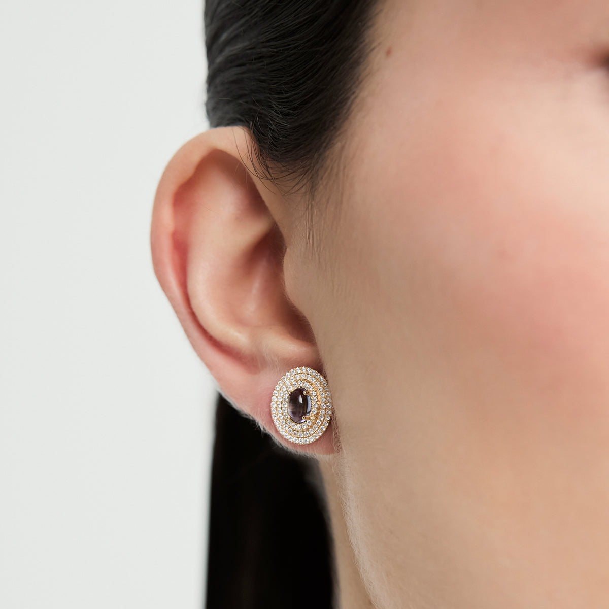 Aretes en oro amarillo 18K iolita cabuchón oval y rieles de brillantes