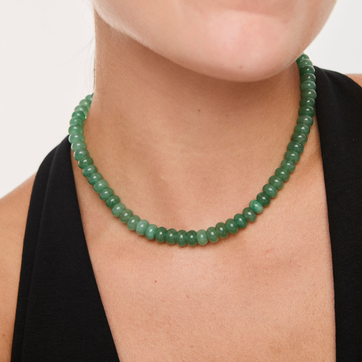 Collar  marea con jade verde y broche en oro amarillo de 18K