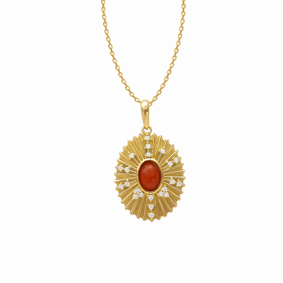 Dije en oro amarillo 18K oval bajo relieve con coranlina y brillantes