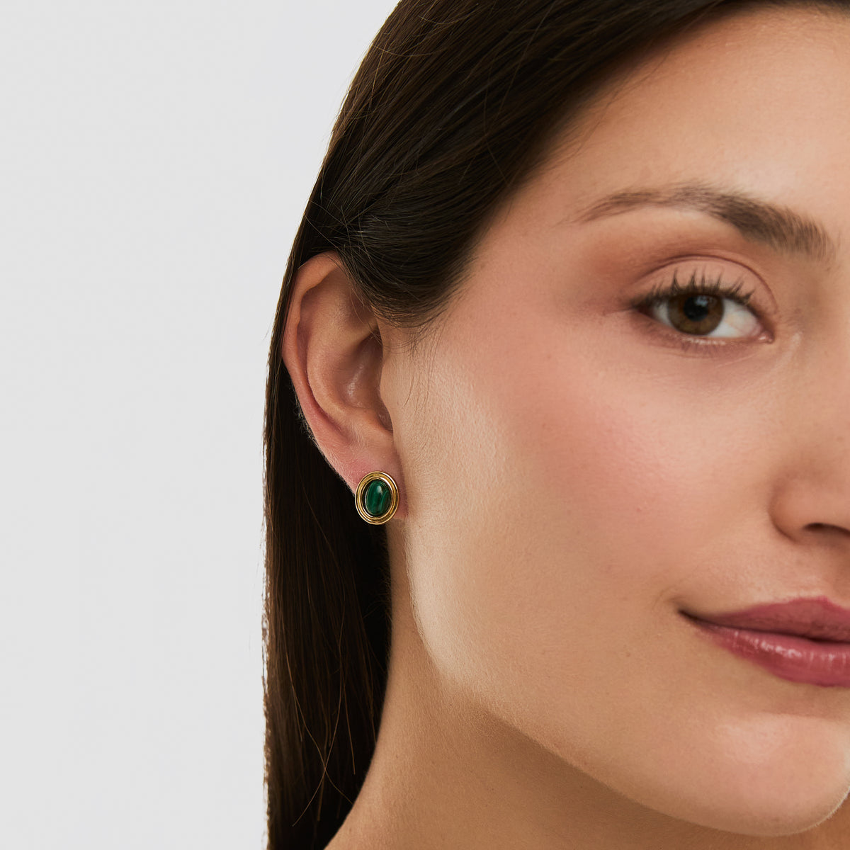 Aretes oro amarillo 18K con malaquita cabuchón oval