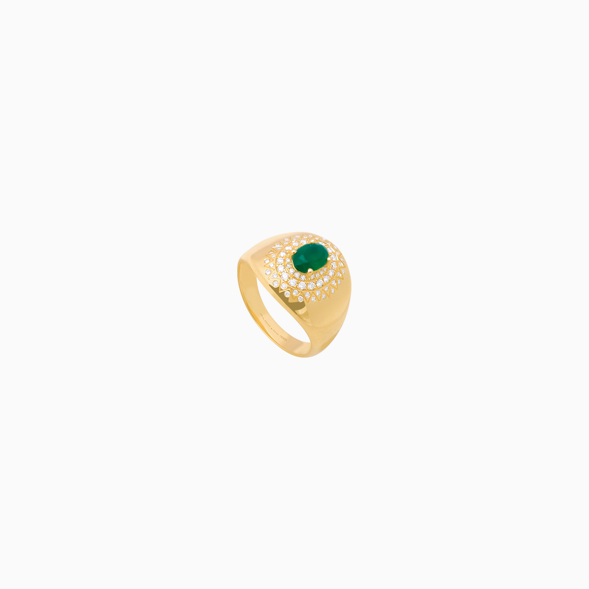 Anillo oro amarillo de 18K aro ancho bombeado con onix verde
